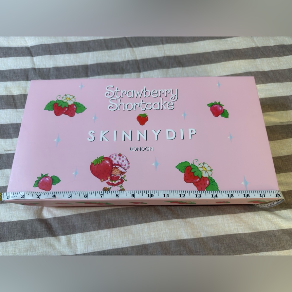 Skinnydip London Strawberry Shortcake Crossbody Bag Gift Set | Valentineās š - Picture 2 of 4